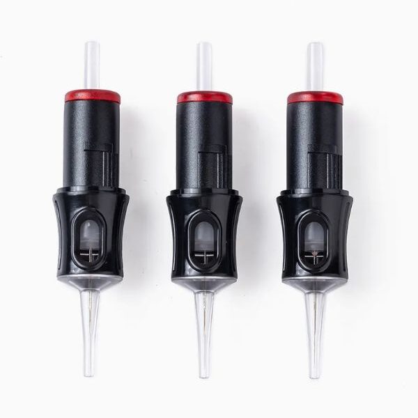 Drie SATU PRO SMP naald cartridges naast elkaar voor professionele scalp micropigmentation behandelingen