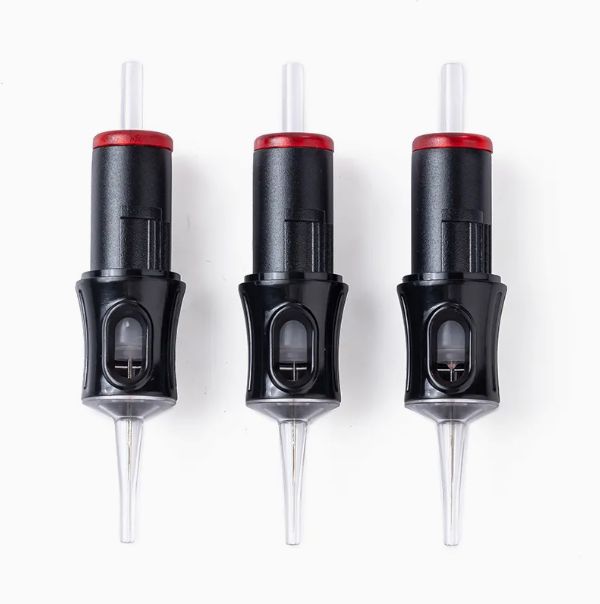 Drie SATU PRO SMP naald cartridges naast elkaar voor professionele scalp micropigmentation behandelingen